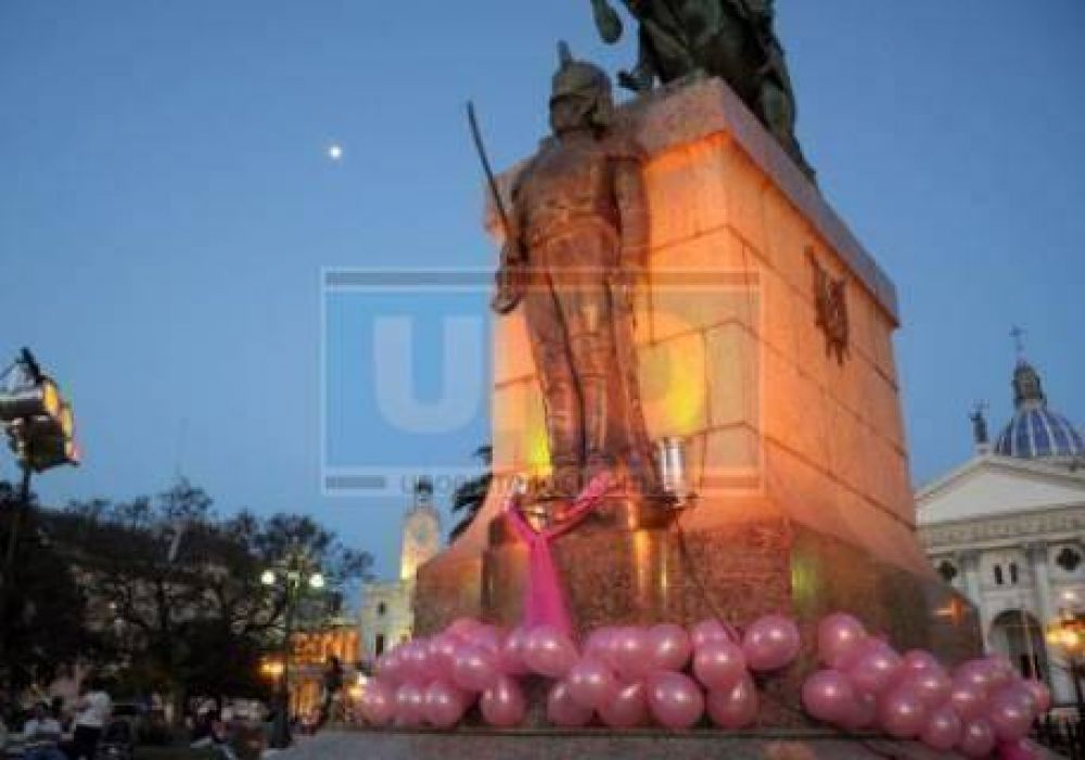 Iluminaron edificios con luz rosa para concientizar por el c�ncer de mama