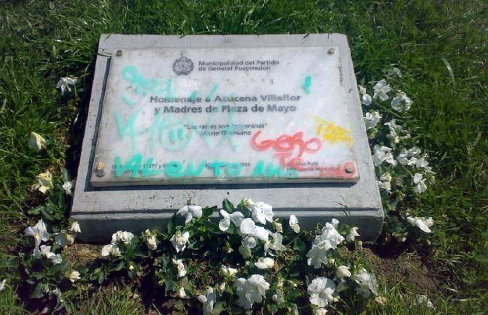 Denuncian actos vand�licos contra el monumento a Azucena Villaflor