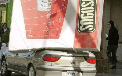 El intenso viento caus� destrozos y complic� con el polvo en suspensi�n
