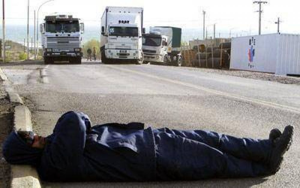 Anoche se dilu�a en Caleta Olivia otro exasperante piquete que bloque� ruta 3