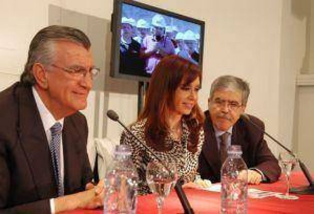 Jos� Luis Gioja: �Avanzamos en el cr�dito para las cloacas de la zona norte�