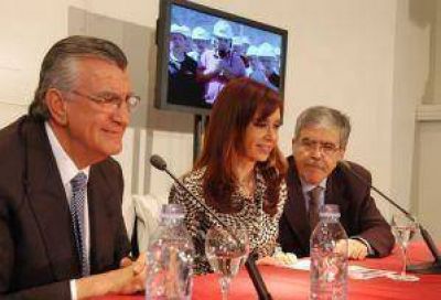 Jos� Luis Gioja: �Avanzamos en el cr�dito para las cloacas de la zona norte�