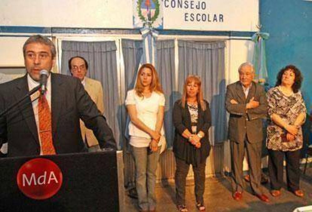 Ferraresi tom� juramento a Sagol, nuevo presidente del Consejo Escolar
