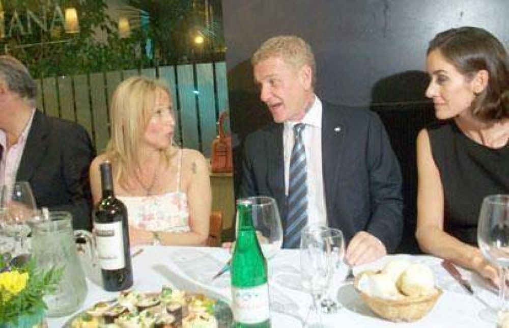 De Narv�ez y M�nica L�pez en una cena con empresarios en Avellaneda