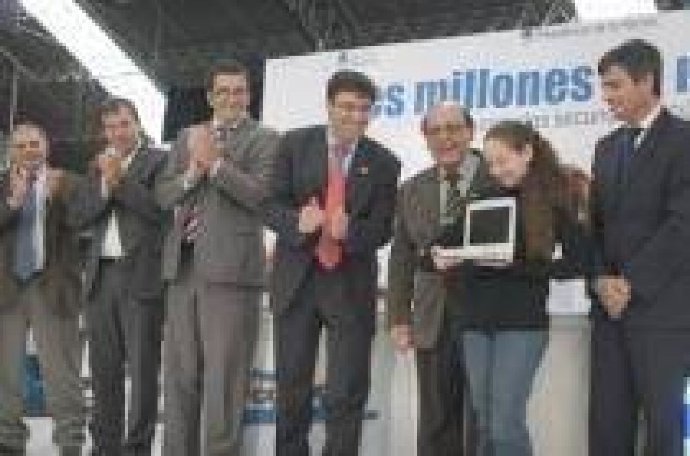 Acto en el Gimnasio De Vicenzo Entrgaron netbooks a 1600 alumnos secundarios de Berazategui