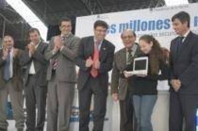 Acto en el Gimnasio De Vicenzo Entrgaron netbooks a 1600 alumnos secundarios de Berazategui