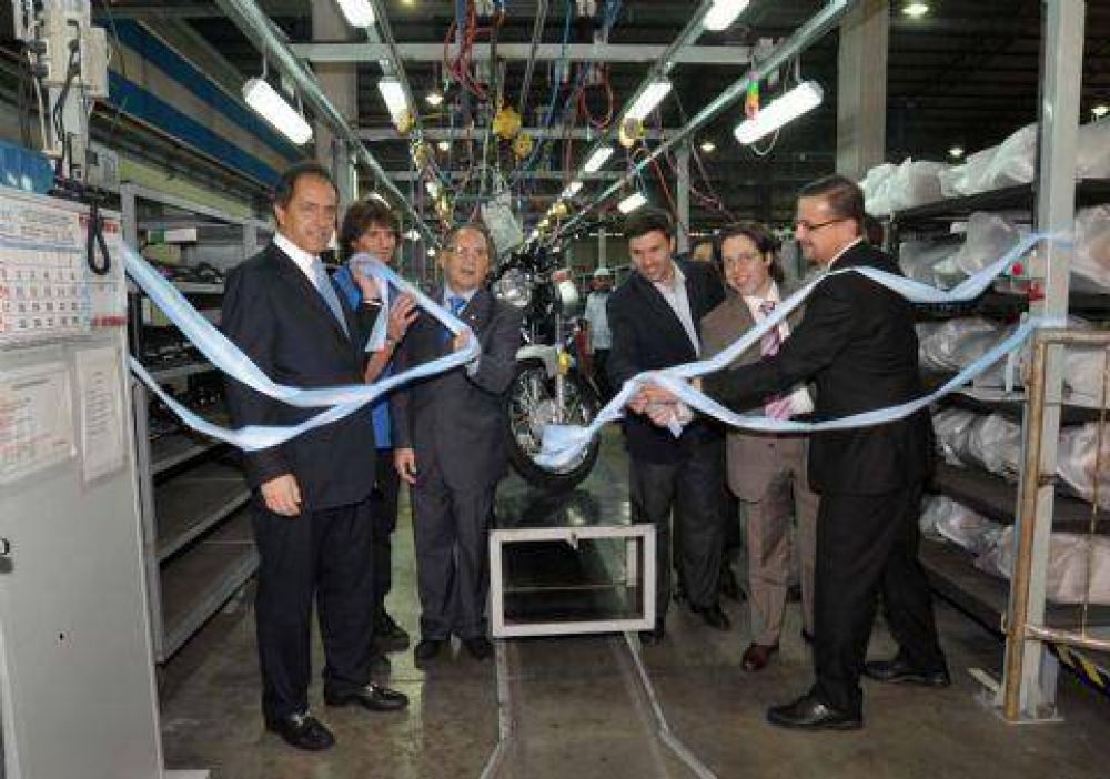 Scioli recorri� la planta de Yamaha junto a Marcos Patronelli