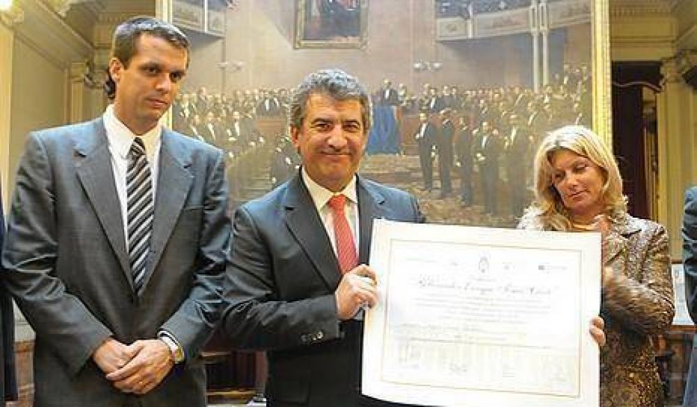 Urribarri fue distinguido como "L�der para el Desarrollo"