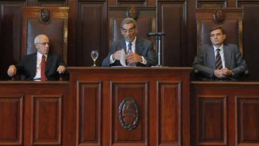 Abogados piden consultas populares para elegir al reemplazante de Brito en la Corte 