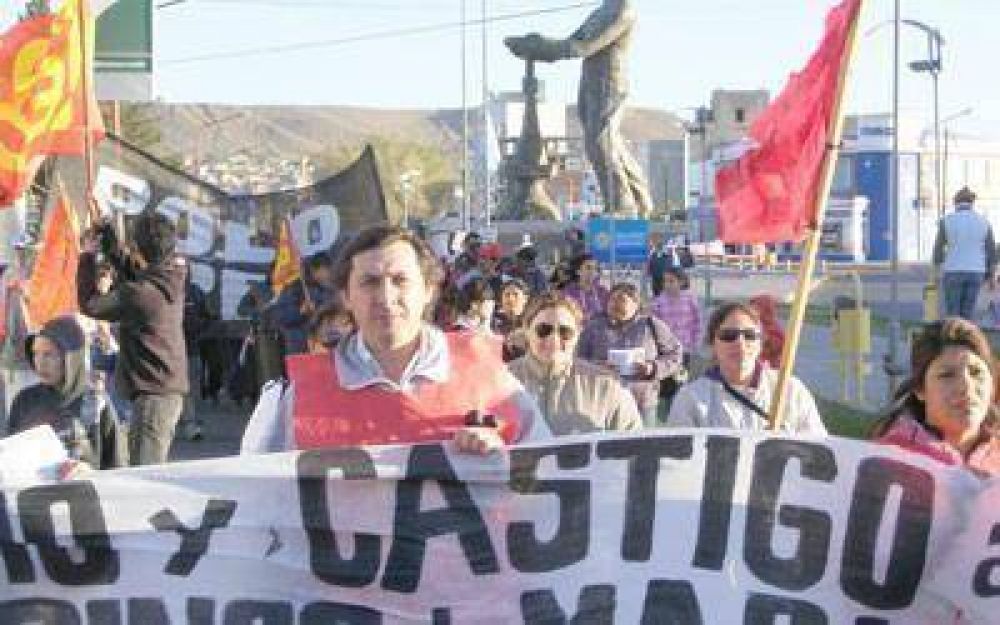 En Caleta Olivia hubo una marcha de 400 personas