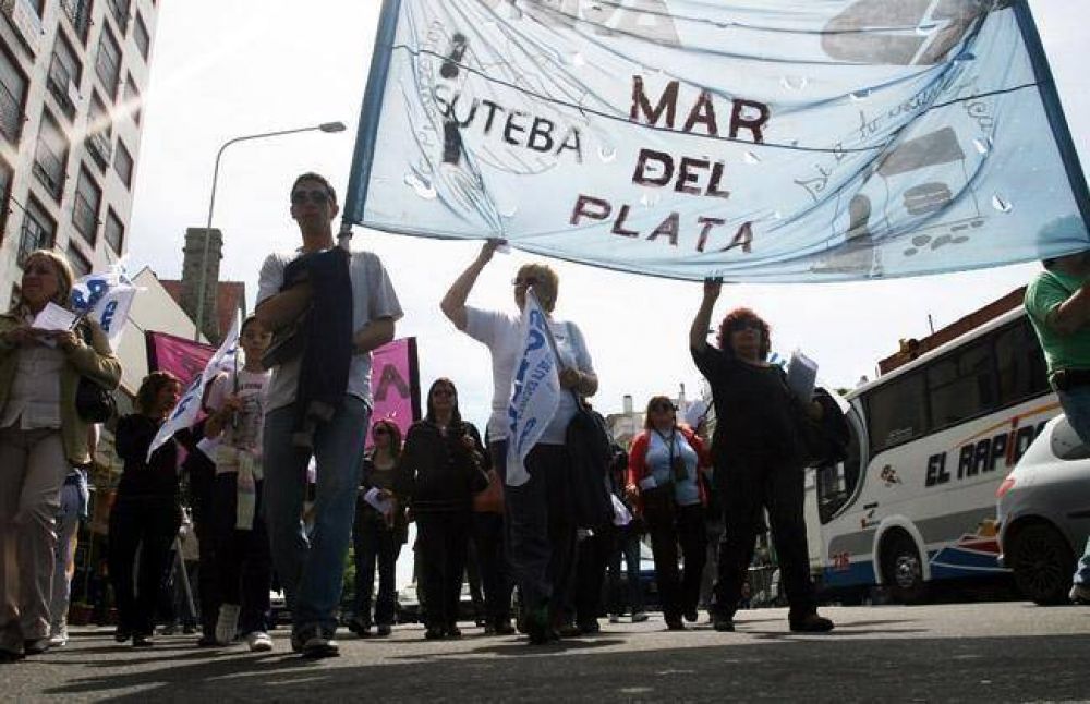 Docentes y estatales finalizaron su medida de fuerza y esperan respuesta del gobierno