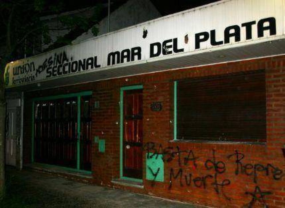 Unos cien manifestantes atacan y destrozan la sede de la Uni�n Ferroviaria en Mar del Plata