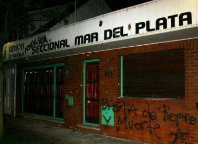 Unos cien manifestantes atacan y destrozan la sede de la Uni�n Ferroviaria en Mar del Plata