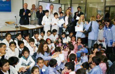 Obras Sanitarias junto a los ganadores del proyecto educativo �Nos lavamos las manos?
