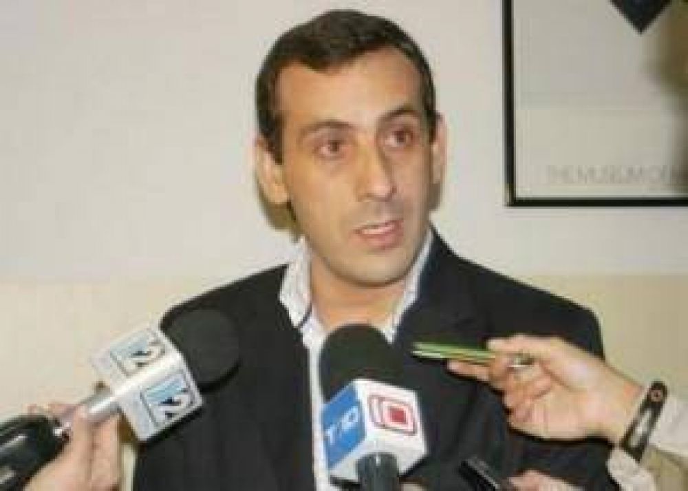Revisan decretos de la dictadura