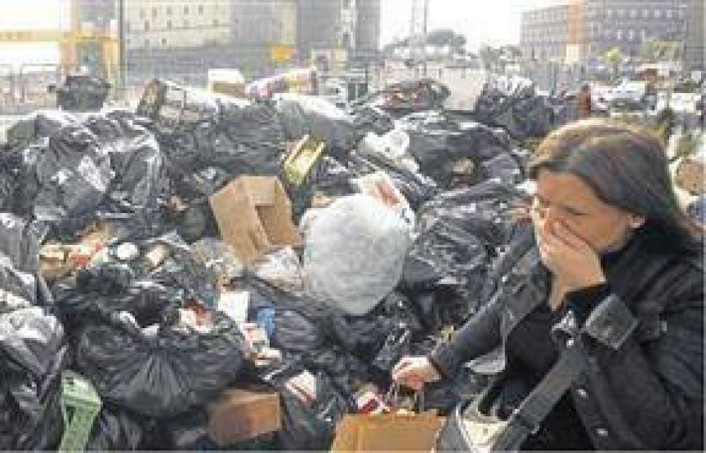 Monta�as de basura vuelven a desbordar a N�poles