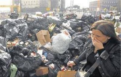Monta�as de basura vuelven a desbordar a N�poles