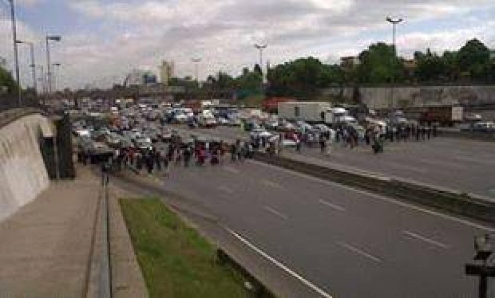 M�s de un centenar de personas cortaron la ruta panamericana en Vicente L�pez