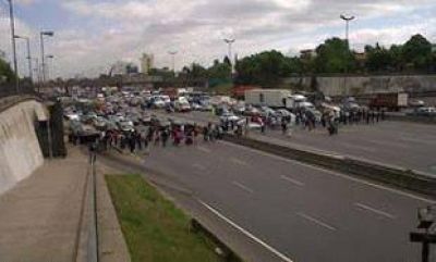 M�s de un centenar de personas cortaron la ruta panamericana en Vicente L�pez