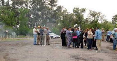 Tras una protesta vecinal, la Provincia accedi� a realizar un bacheo en el camino a Pinz�n 
