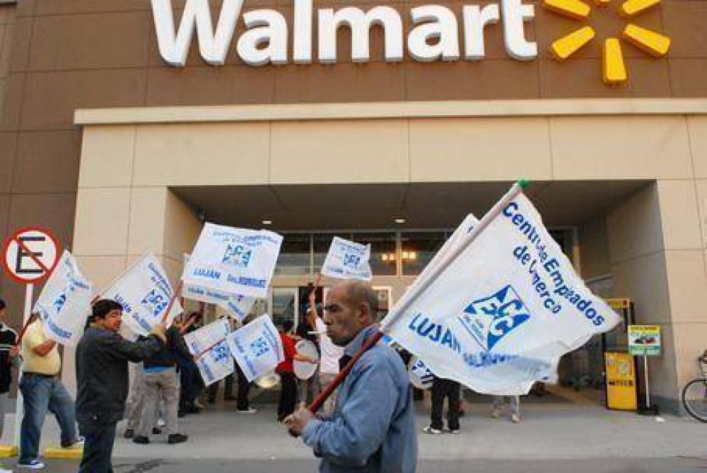 Protesta en la puerta de Wal-Mart