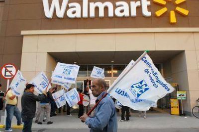 Protesta en la puerta de Wal-Mart