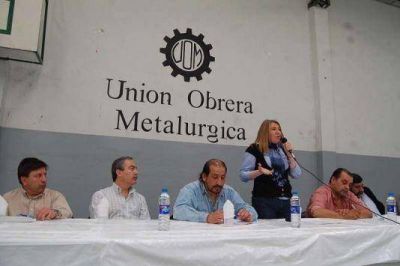 Autoridades pol�ticas y gremiales se reunieron en el gimnasio de la UOM