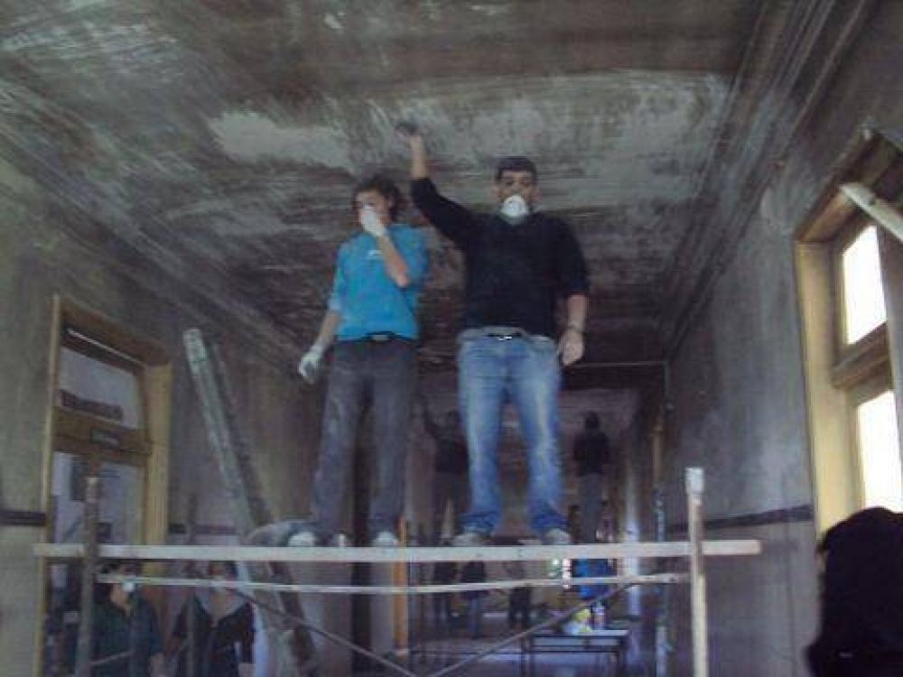 Escuela N�3: Jornada de trabajo, para recuperar el edificio