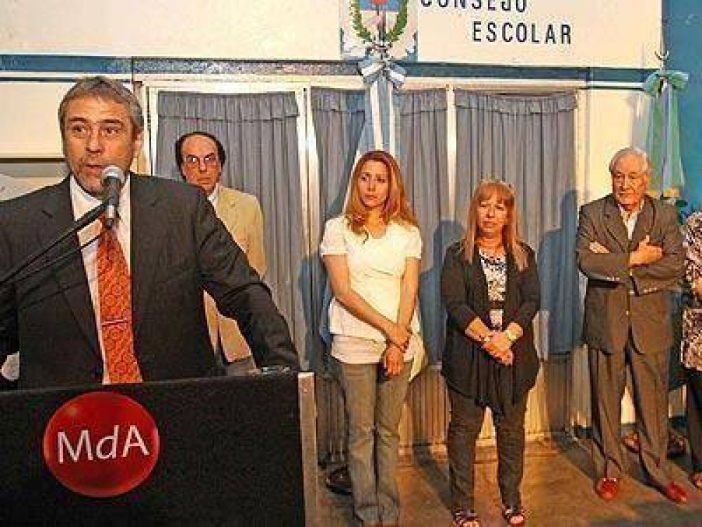 AVELLANEDA | ACTO Ferraresi le tom� juramento al nuevo presidente del Consejo Escolar