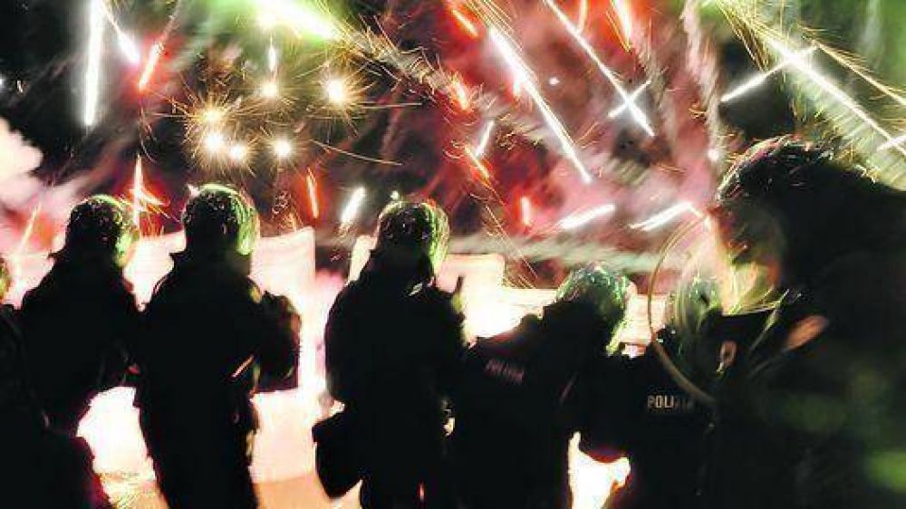Serios incidentes en N�poles por las monta�as de basura en las calles