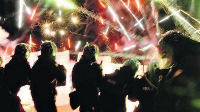 Serios incidentes en N�poles por las monta�as de basura en las calles