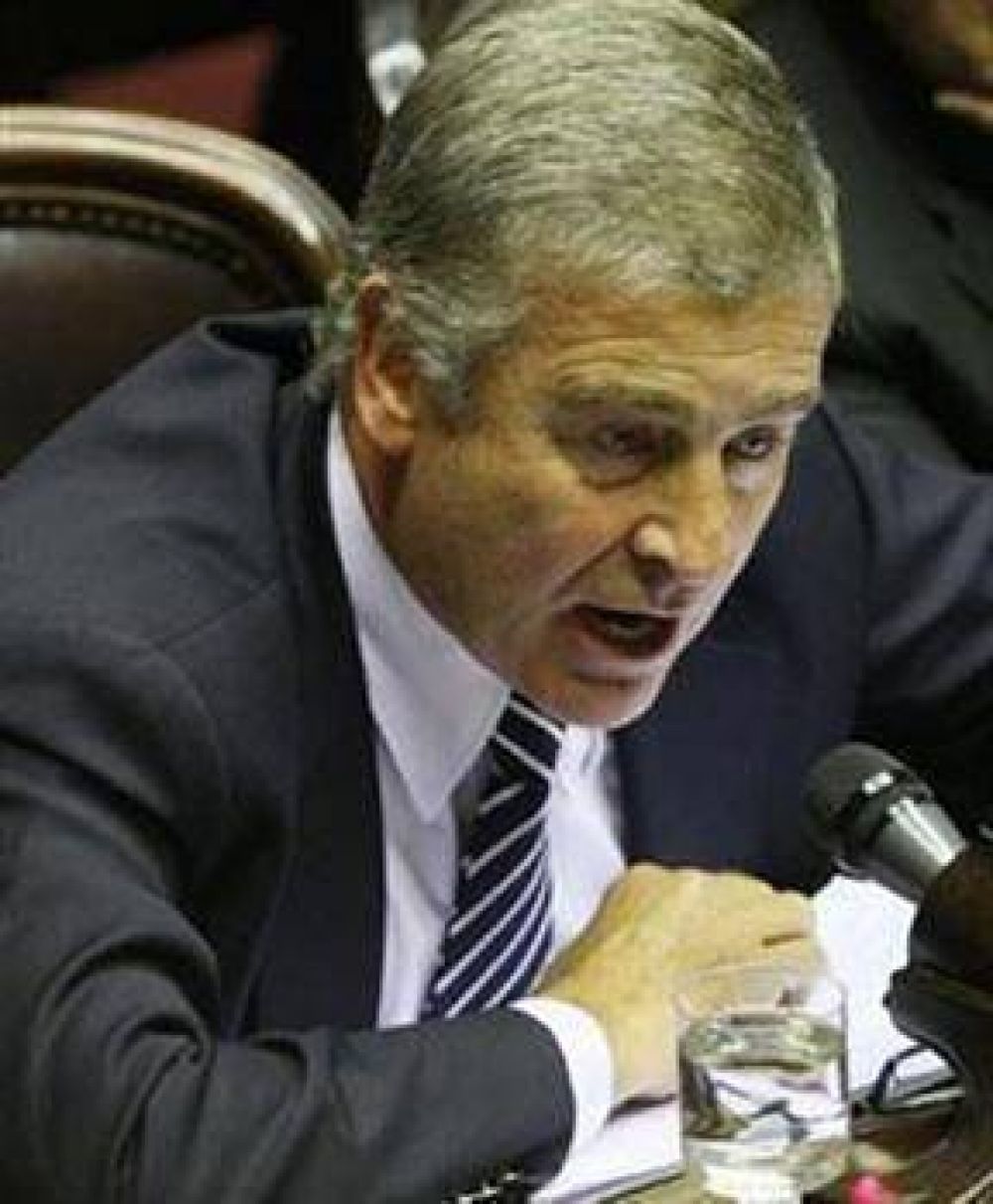 "Los radicales no nos sacamos fotos con barrabravas", asegur� Aguad