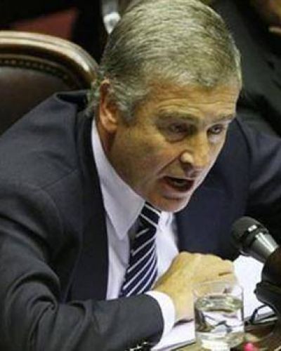 "Los radicales no nos sacamos fotos con barrabravas", asegur� Aguad