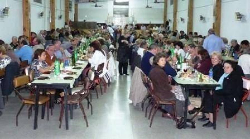 El Centro "Mitre" festej� el d�a del jubilado y recibi� $20.000 de Gorosito 