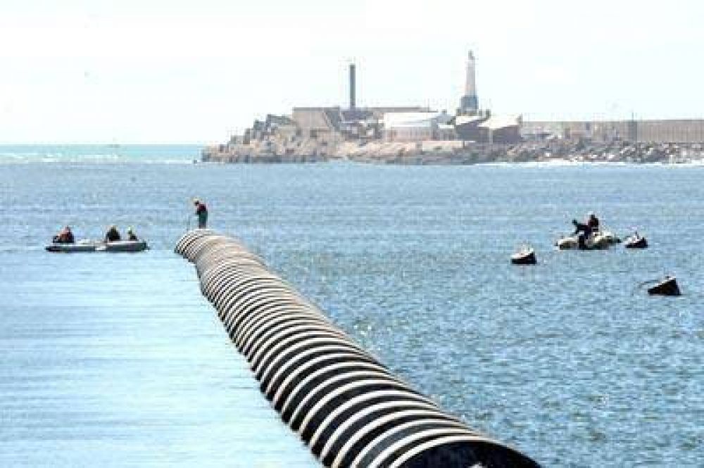 Se termin� de ensamblar el tercer tramo del emisario submarino