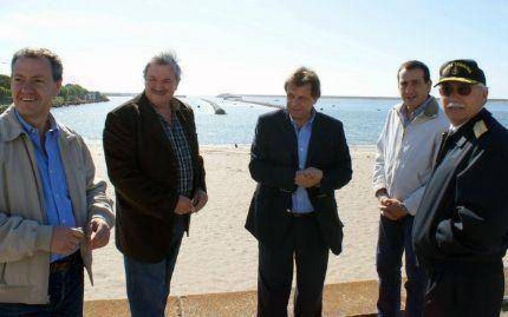 Contin�a el acopio de ca�er�a del emisario submarino en la Base Naval