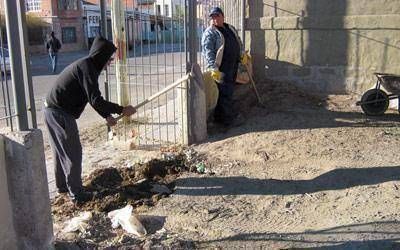Cuadrillas municipales limpian barrios de la ciudad