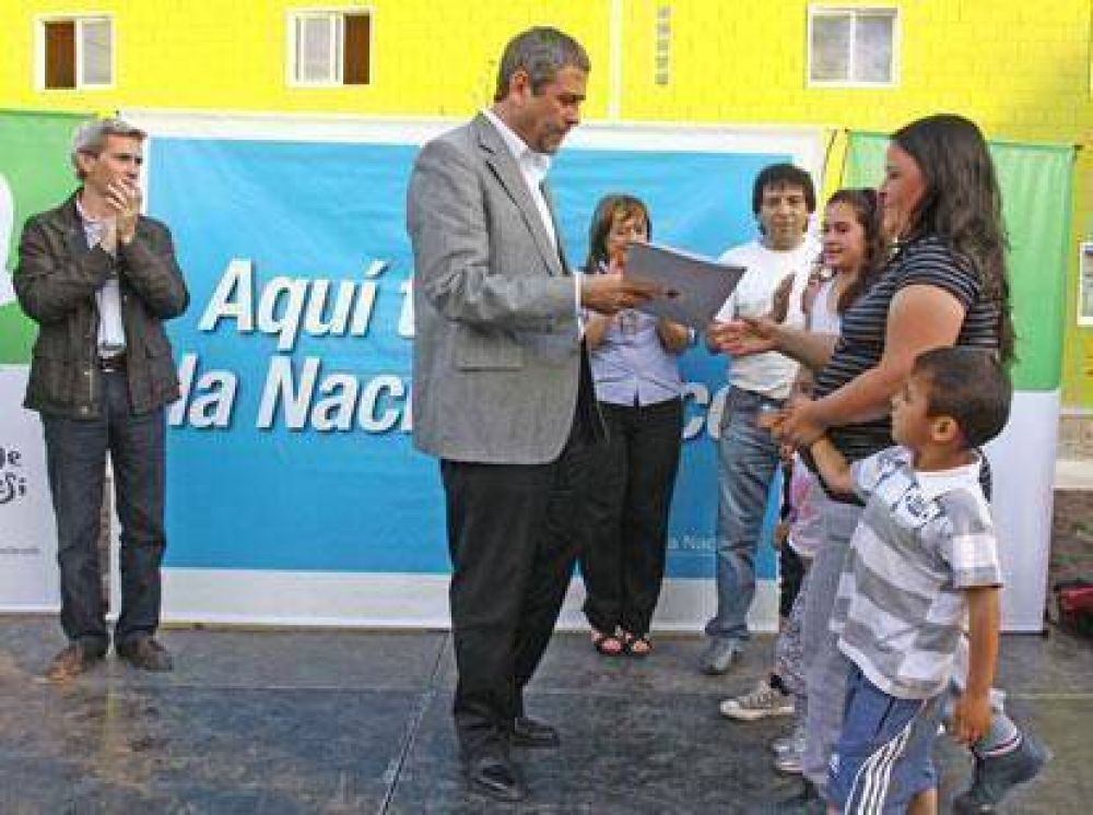 Ferraresi entreg� 25 nuevas viviendas en Lamadrid y la Autopista