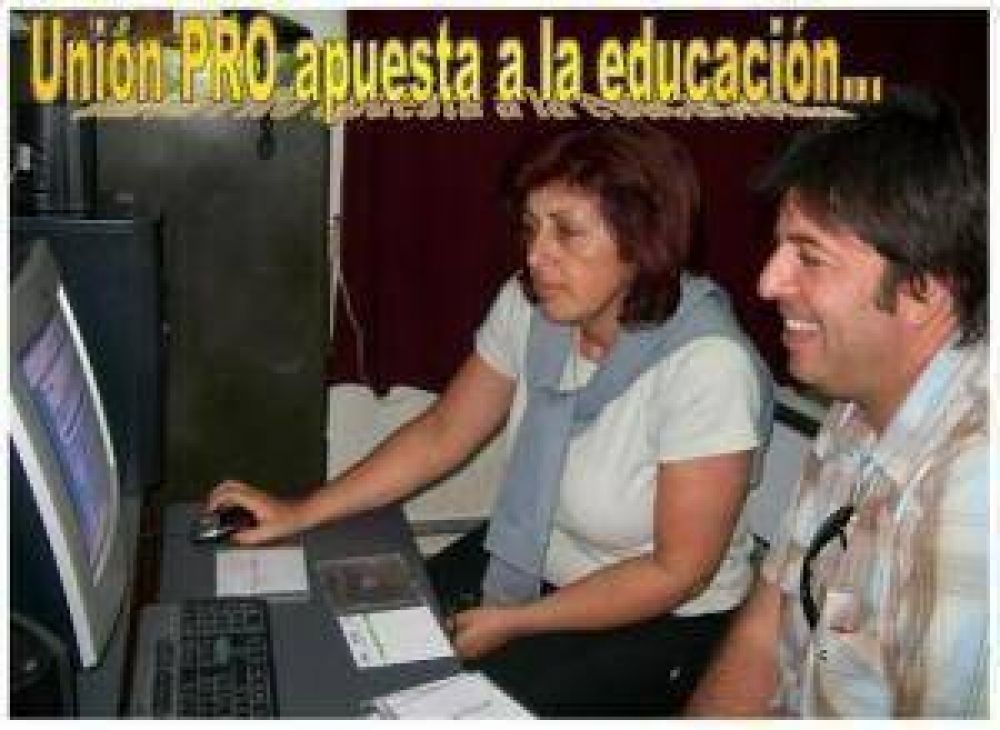 El Candidato a Intendente Jorge Ortega entreg� materia virtual a la Escuela de Educaci�n �Manuel Belgrano�