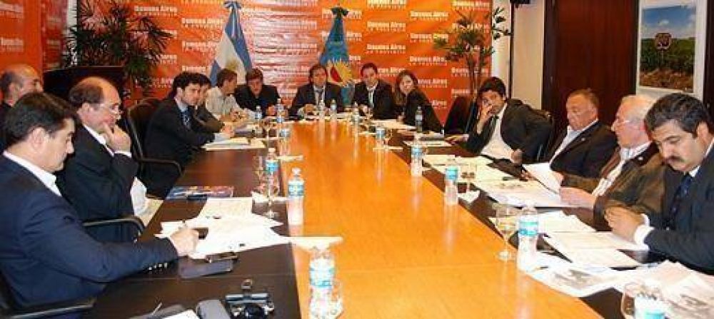 Scioli acuerda con el campo 'reforma impositiva' para el inmobiliario rural