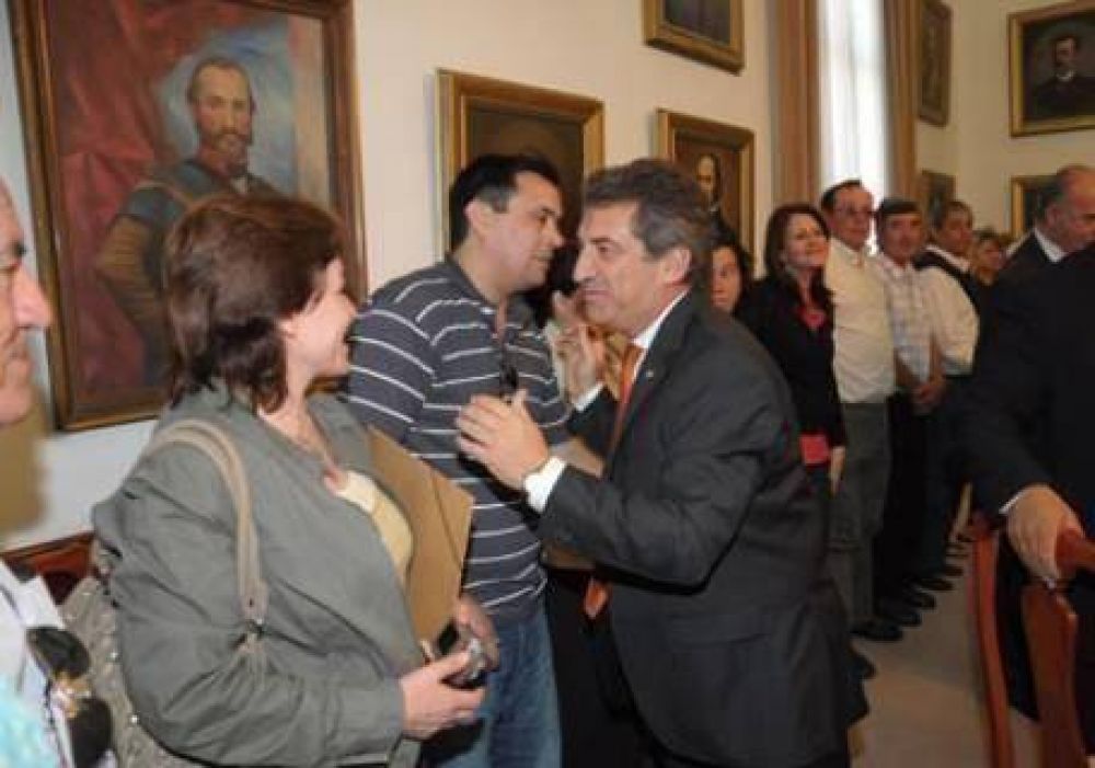 Entregaron aportes por m�s de 4 millones a escuelas y hospitales