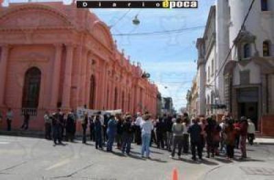 Trabajadores del IPS marcharon enmascarados