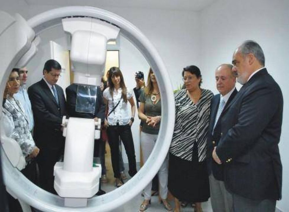 El gobernador Colombi inaugur� el servicio de mamograf�a de ALCEC 