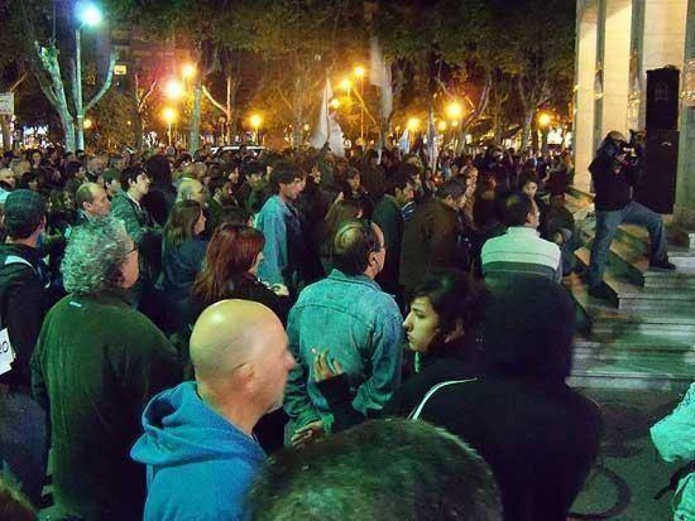 Unas 500 personas se congregaron en Olavarr�a para homenajear al ex presidente N�stor Kirchner