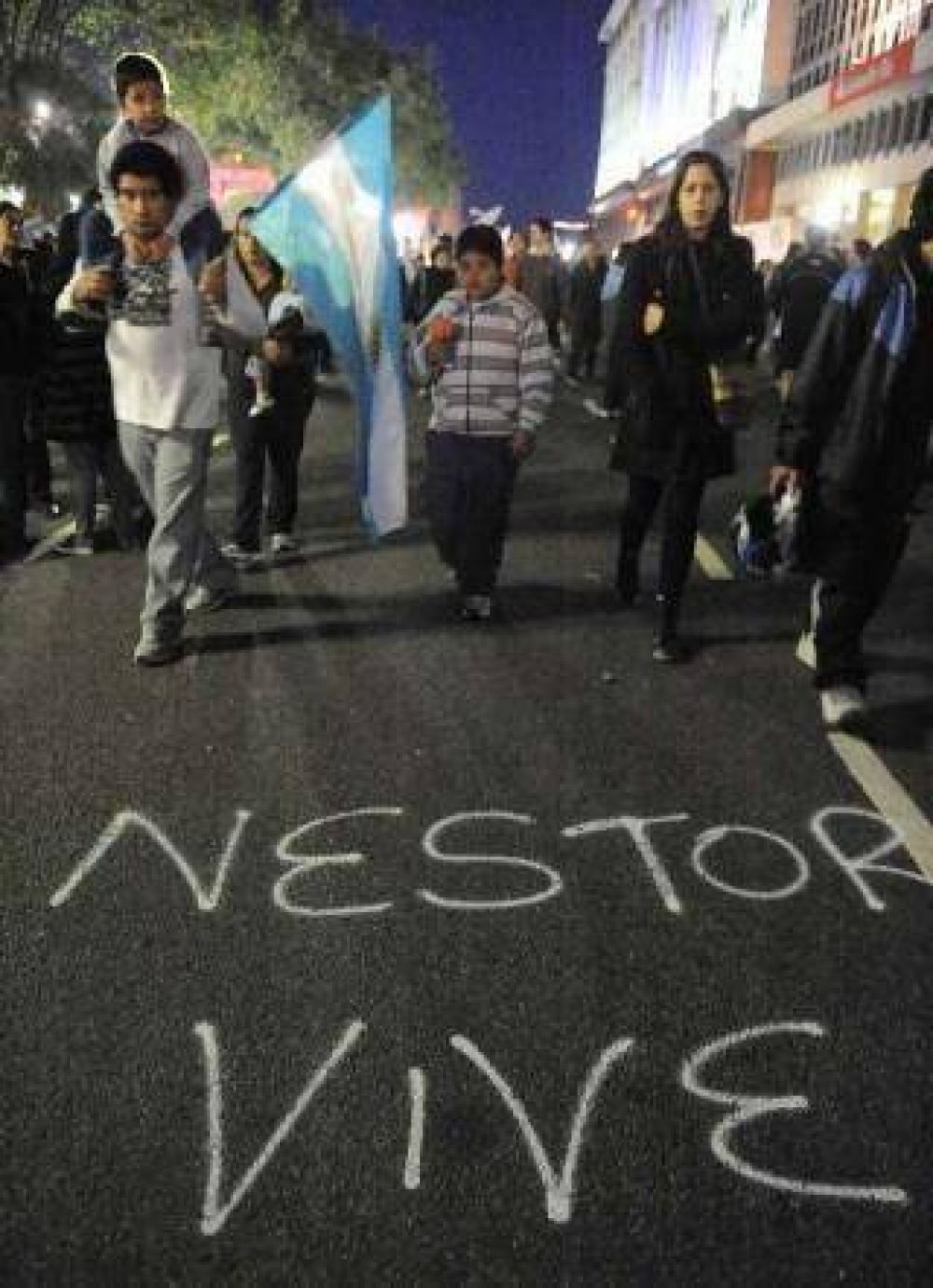 Multitudinaria marcha en Plaza de Mayo por N�stor Kirchner