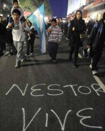 Multitudinaria marcha en Plaza de Mayo por N�stor Kirchner