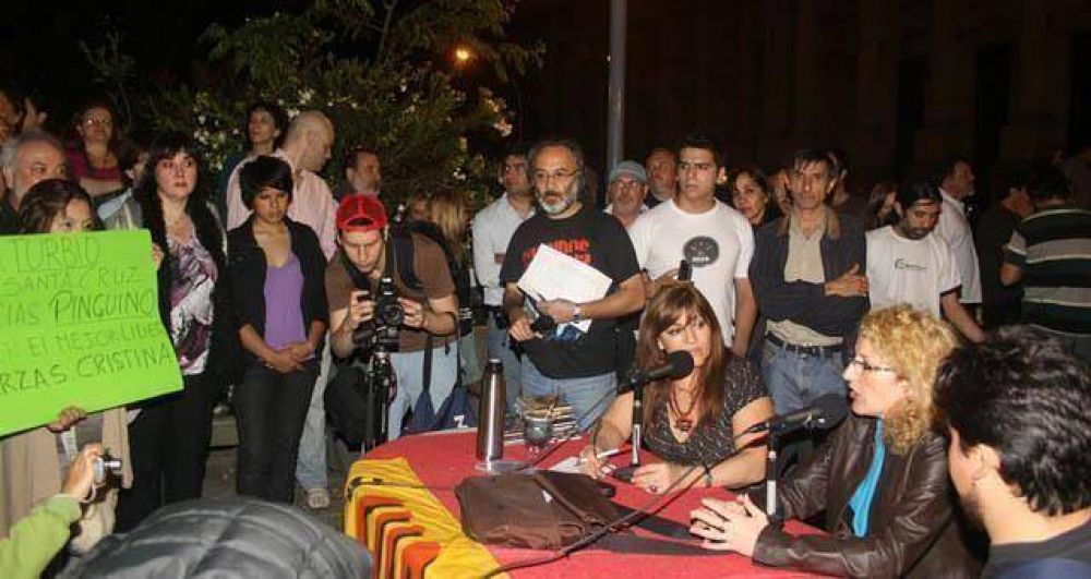 Vigilia de partidarios del kirchnerismo en Plaza de Intendencia de C�rdoba