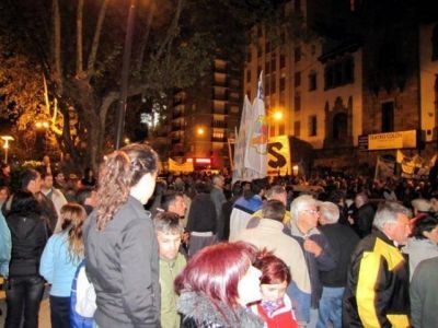 Una multitud se congreg� en la Municipalidad para rendir homenaje al ex Presidente