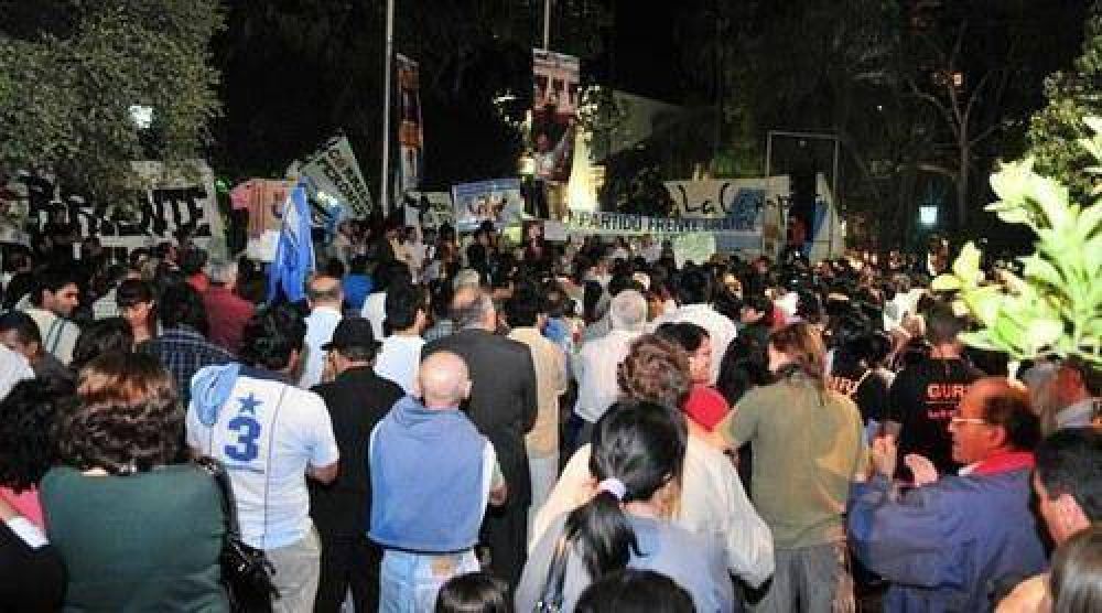 Un banderazo en la plaza 9 de Julio 