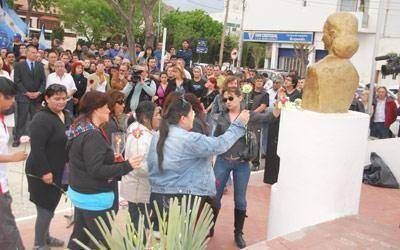 Palabras de aliento y ofrenda floral para recordar a Kirchner